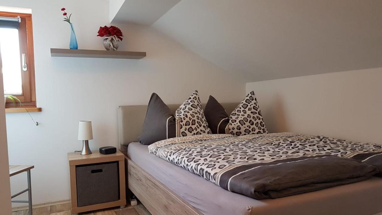 Kleine Gemuetliche Mansardenwohnung Im Suedosten Muenchens Assling Zewnętrze zdjęcie