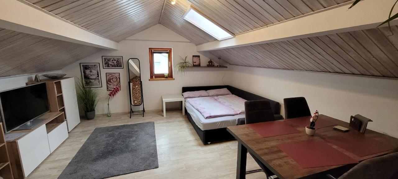 Kleine Gemuetliche Mansardenwohnung Im Suedosten Muenchens Assling Zewnętrze zdjęcie